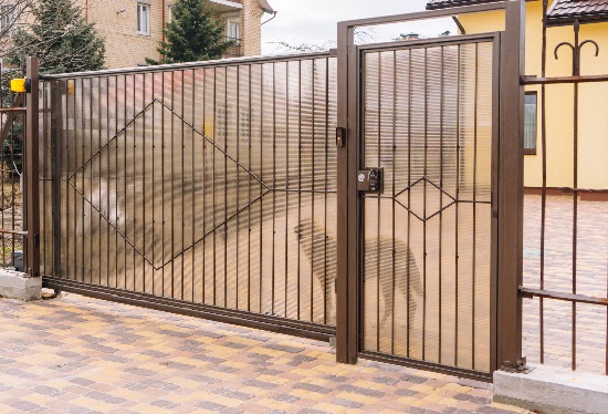 Купить ворота из профлиста с элементами ковки, с металлическими столбами в рамке или под дерево в Энгельс от 157230 руб